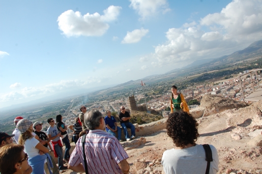 Las visitas guiadas al Cerro del Castillo previstas para marzo se trasladan al 20 y 21 de abril.