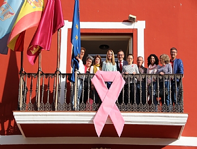 Colocación lazo rosa fachada del Ayuntamiento Colocación lazo rosa fachada del Ayuntamiento