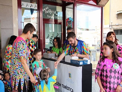 MAYOS 2019: Reparto del pin y punto de información MAYOS 2019: Reparto del pin y punto de información