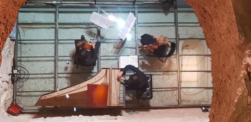 La música de Les Tambourins inunda el Museo Arqueológico Los Baños