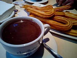 NAVIDAD 2023: DEGUSTACIÓN GRATUITA DE CHURROS Y CHOCOLATE EN EL MERCADO NAVIDEÑO
